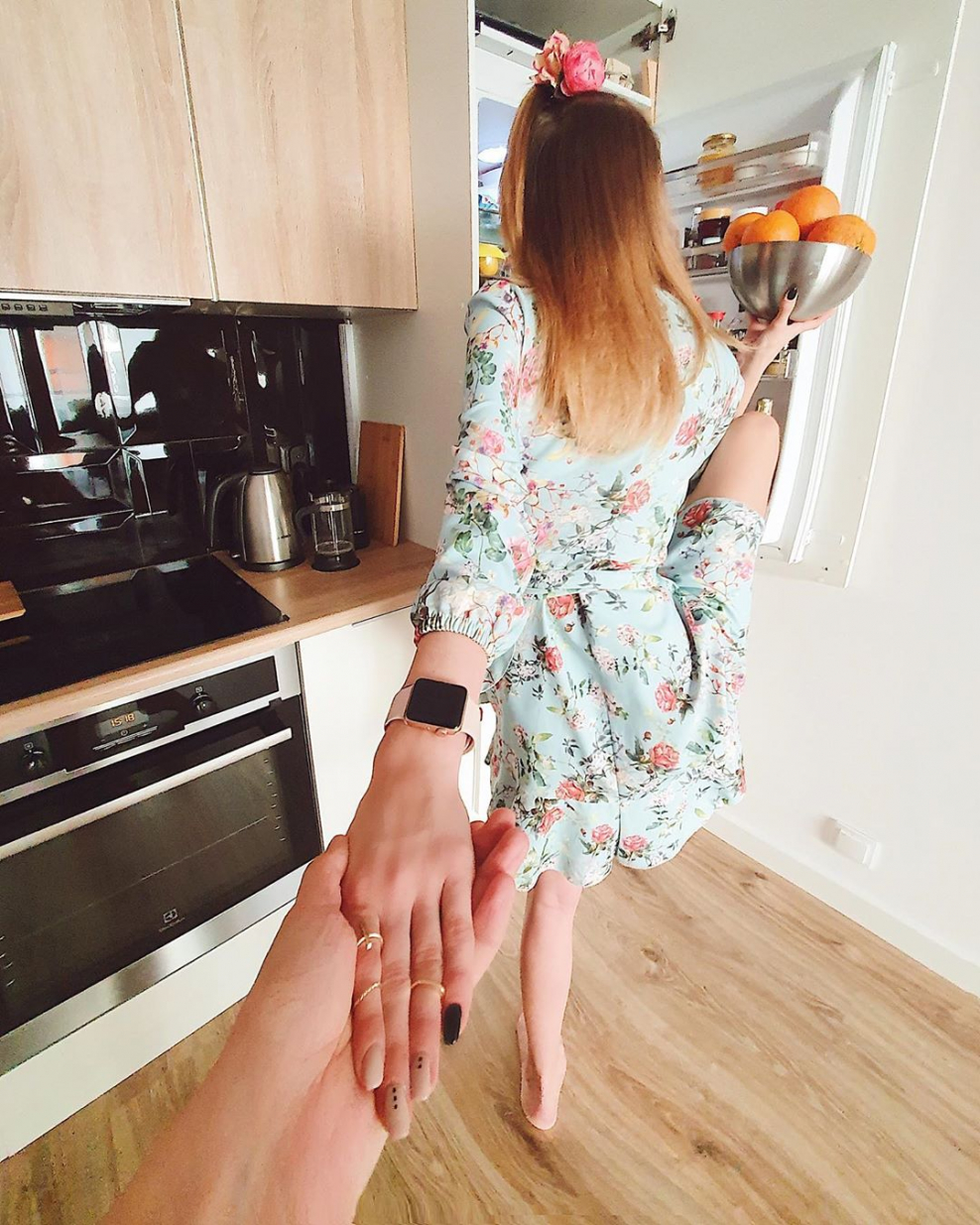 Юноша дарит девушке цветы