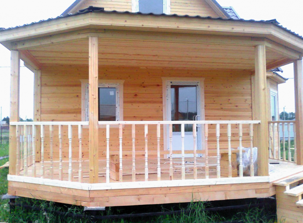 Коричневая терраса пристроенная к дому