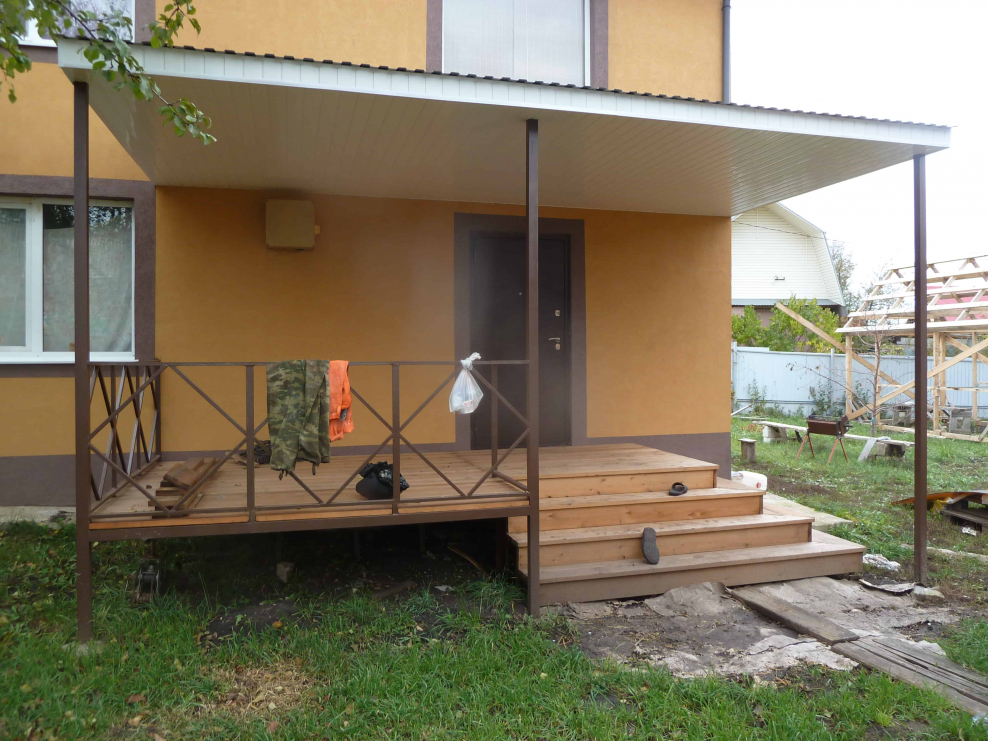 Проходное крыльцо с односкатной крышей