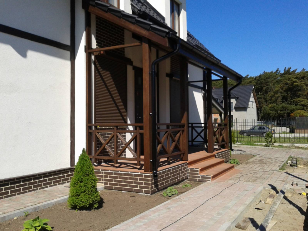 Крыльцо для частного дома с навесом