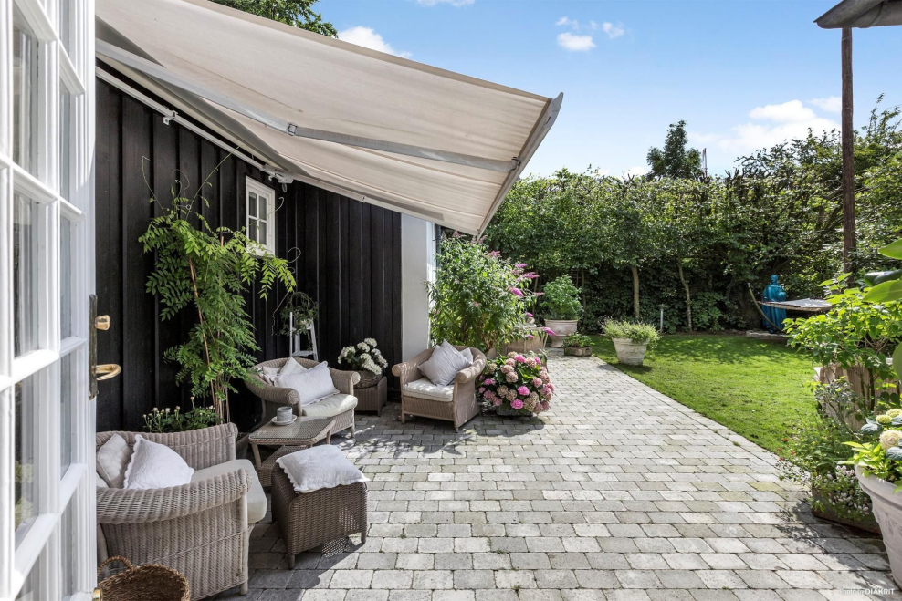 Пристройкйки к дому с маркизами