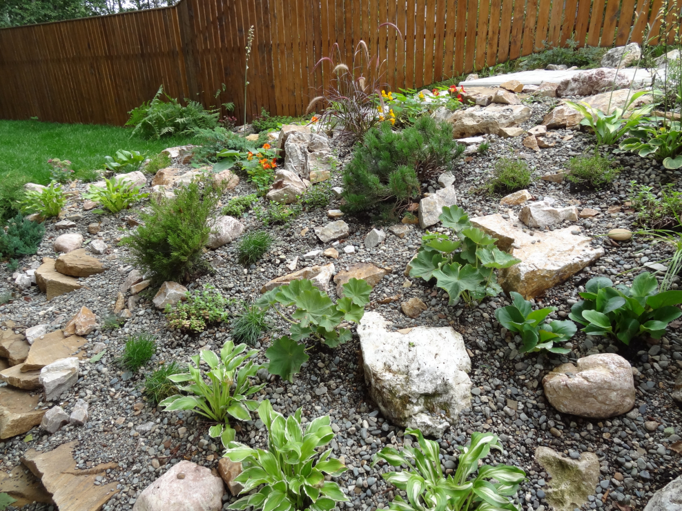 Альпийская горка на склоне на даче