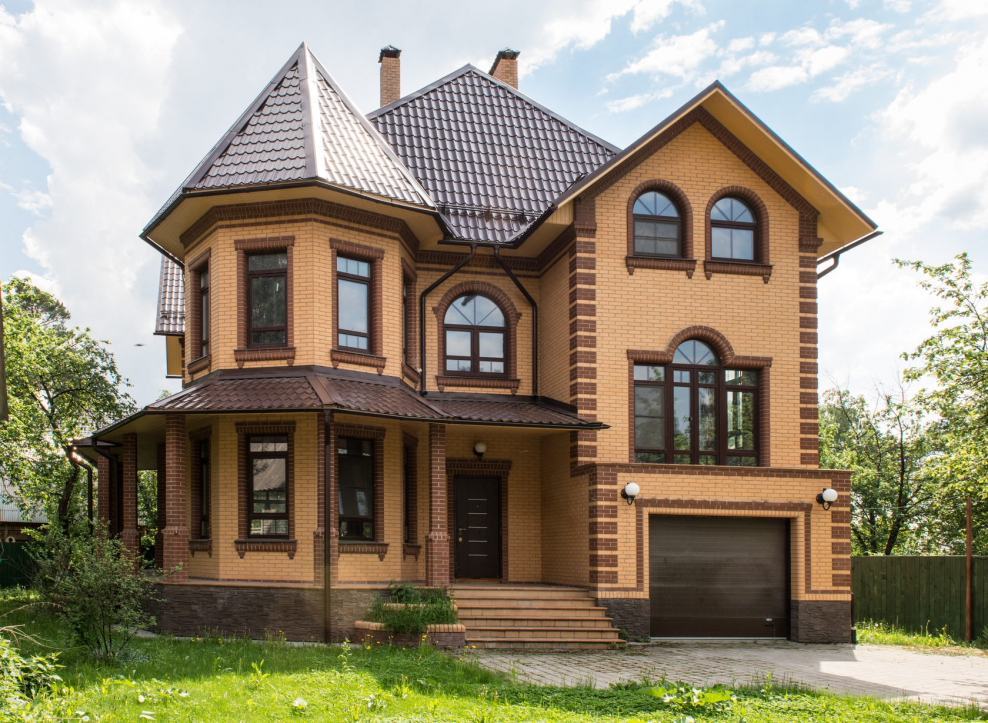 Дом с эркером из кирпича