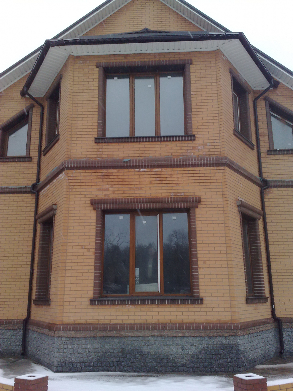 Фасад дома с эркером