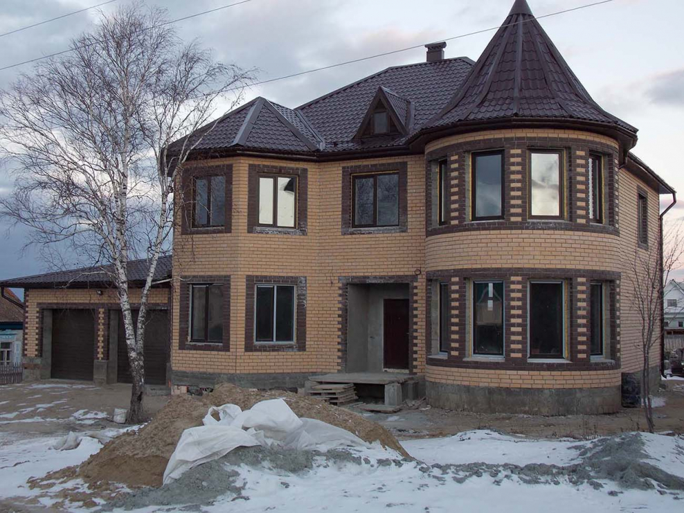 Красивый двухэтажный кирпичный дом