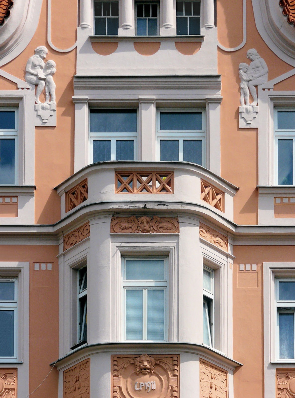 Эркер с балконом