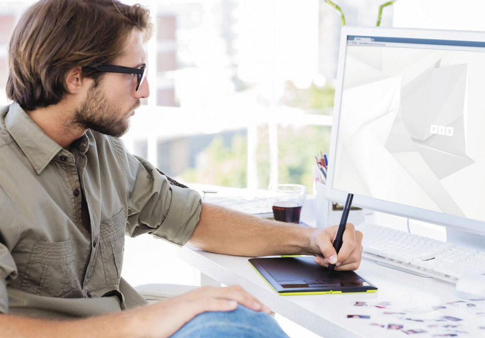 Дизайнер за работой