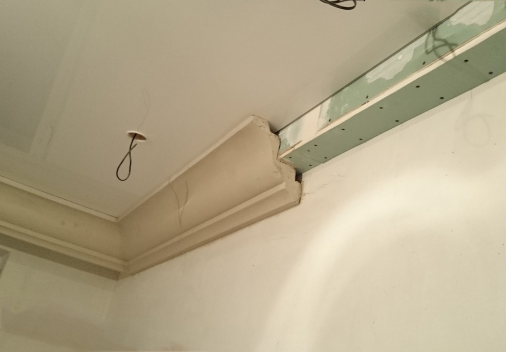 Скрытый карниз из тканевого потолка