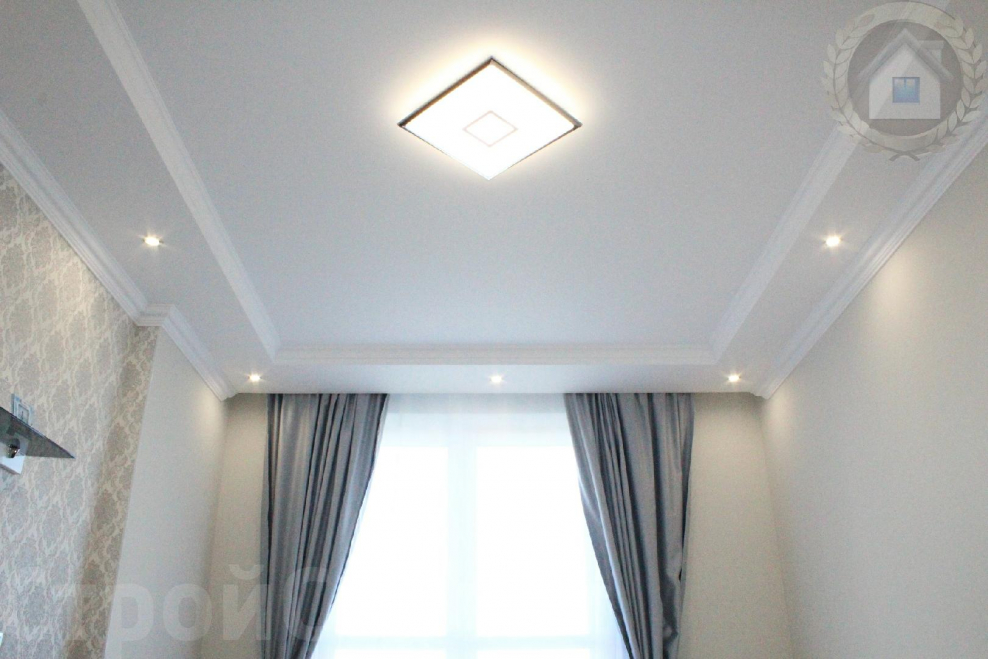 Натяжной потолок около окна