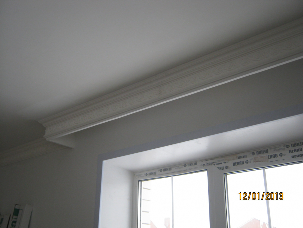 Натяжной потолок с карнизом для штор