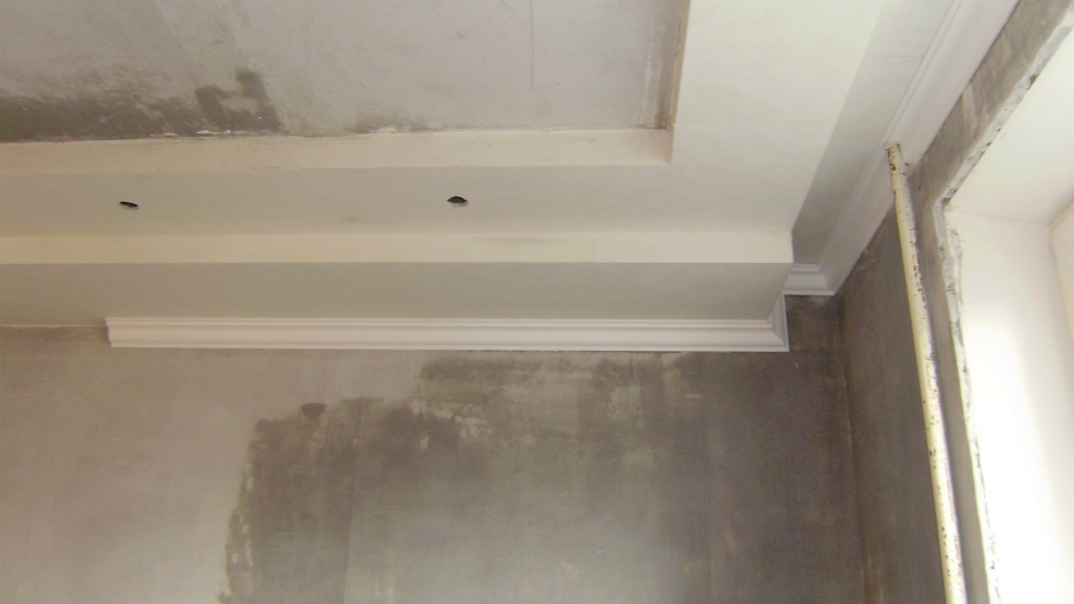 Потолочный карниз и труба отопления