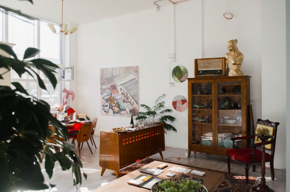 Интерьер со старой Советской мебелью