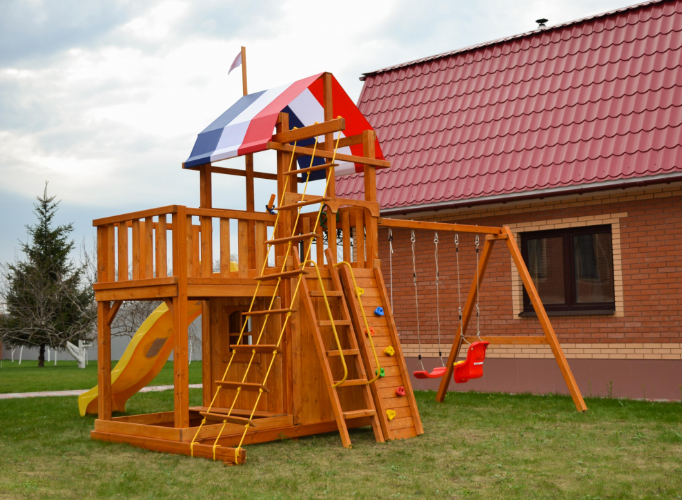 Деревянная площадка для малышей