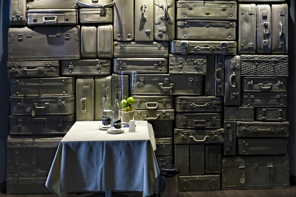 Чемодан на стене