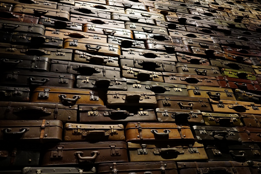 Стена из чемоданов