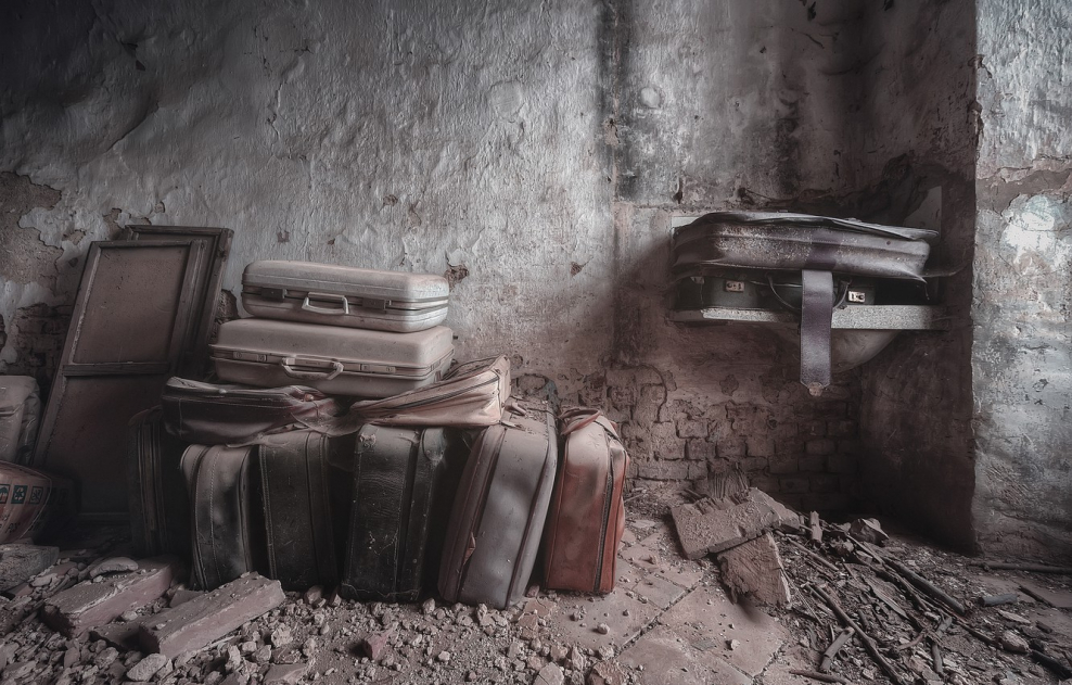 Чемодан в комнате