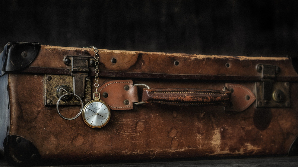 Старый чемодан с вещами