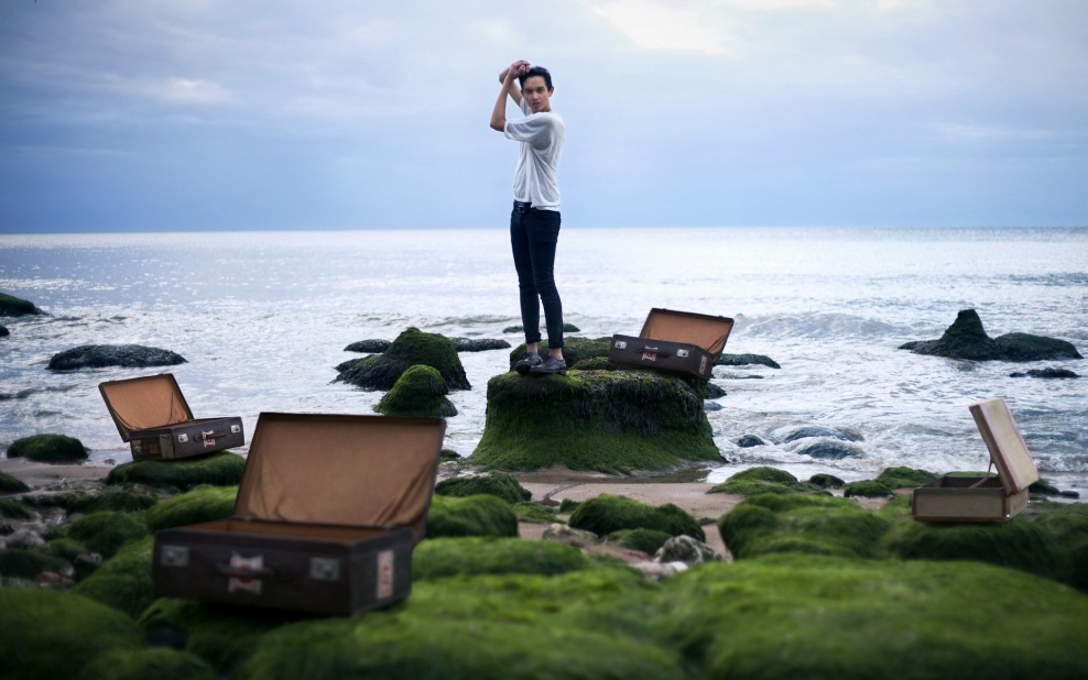 Чемодан на берегу моря