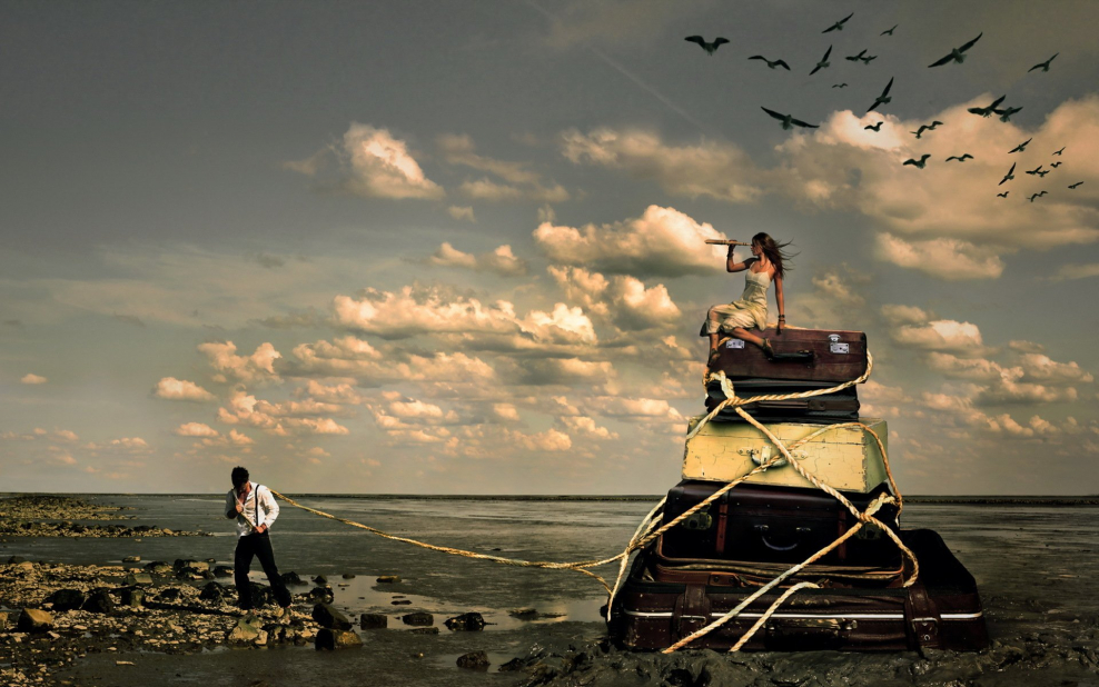 Тащит чемодан