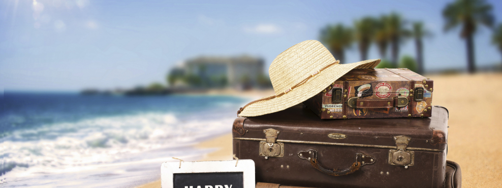 Чемодан на фоне моря