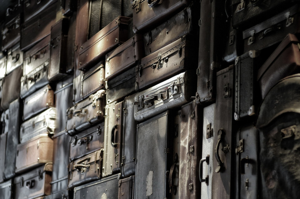 Чемодан на стене