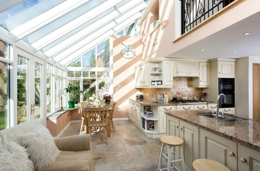 Кухня на застекленной веранде