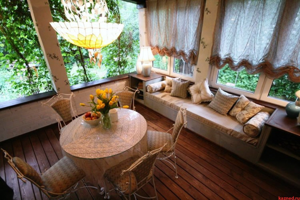 Интерьер маленькой веранды на даче