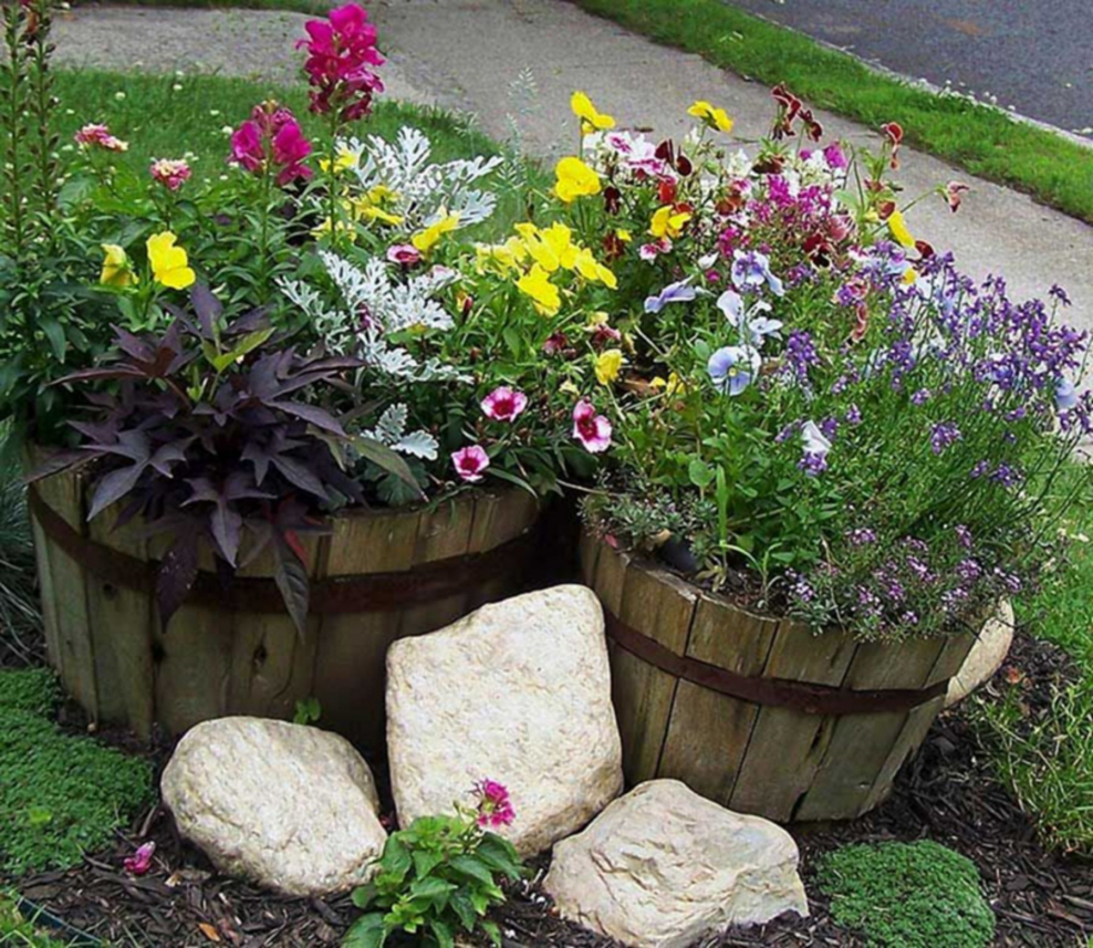 Клумба из вазонов с цветами