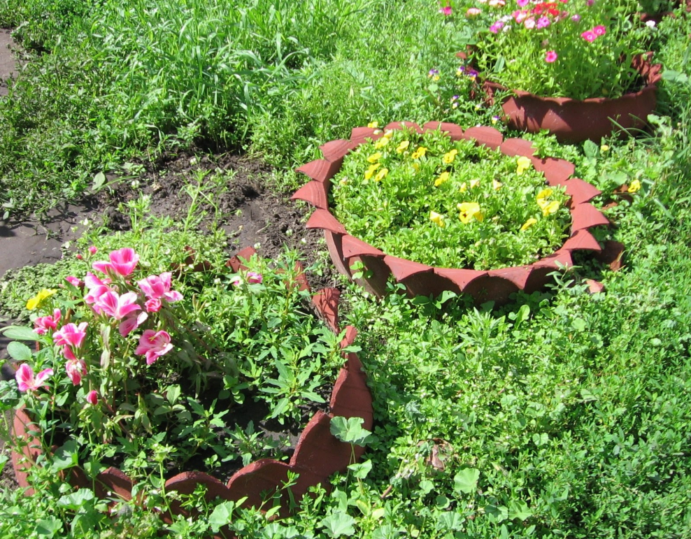 Клумба из старой черепицы