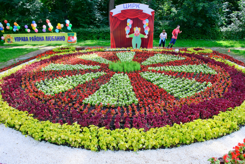 Круглая клумба огромная