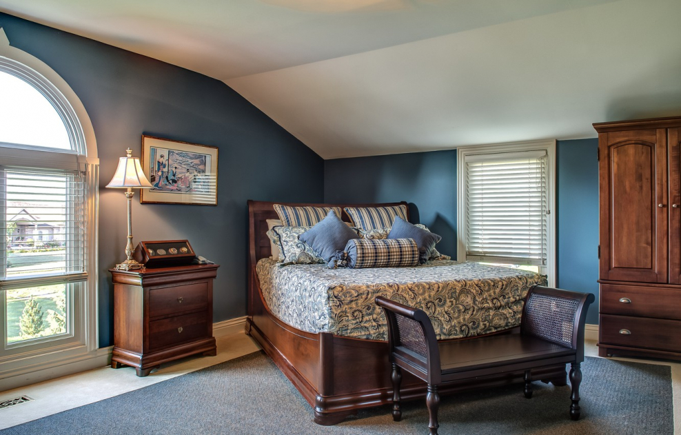 Спальня на мансарде в классическом американском стиле