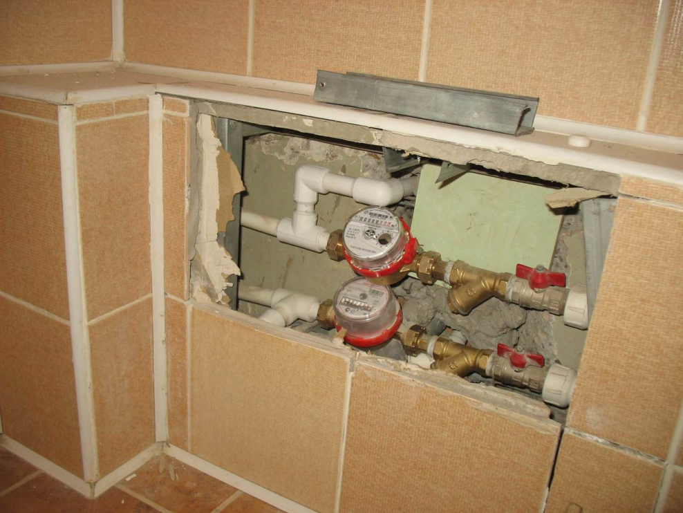 Закрыть трубы в ванной