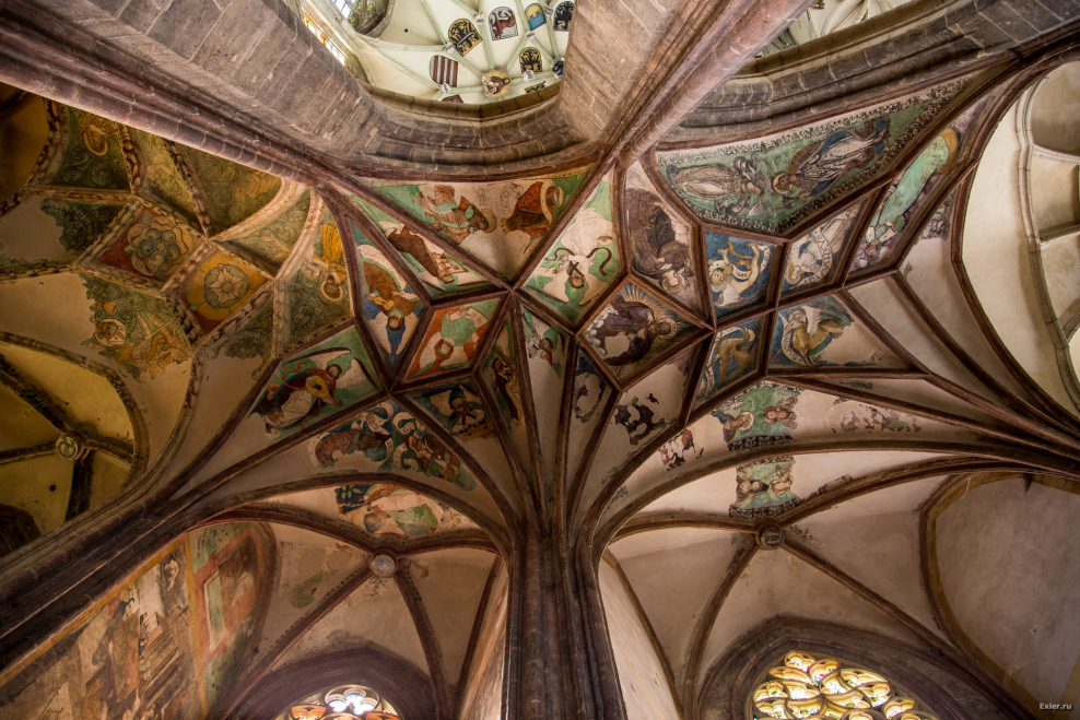 Крестовый свод на нервюрах