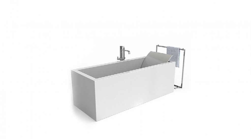 Ванна на белом фоне