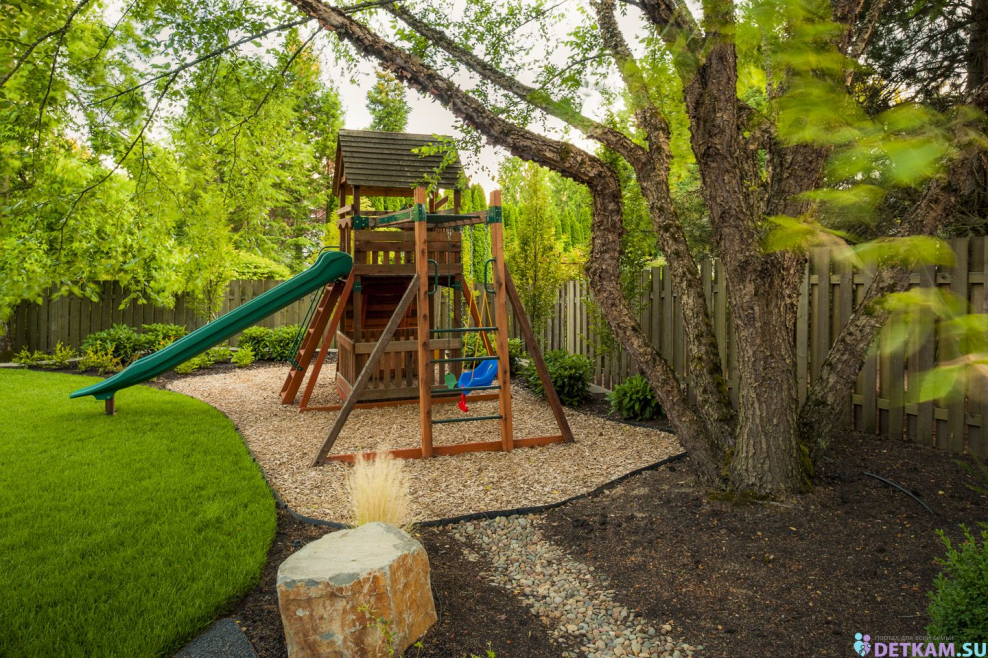 Детская площадка в саду