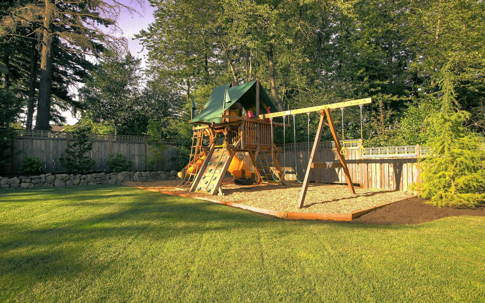 Красивая детская площадка на даче