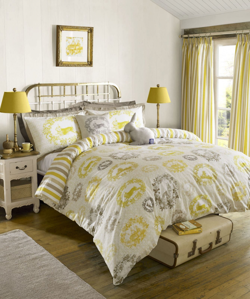 Спальня в серо горчичных тонах