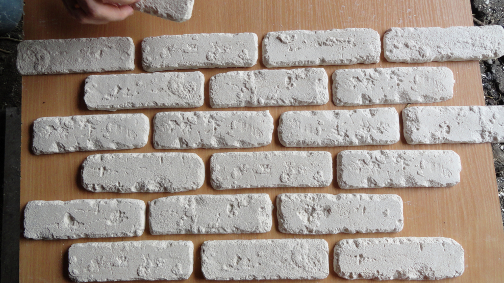 Кирпичики из гипса для внутренней отделки