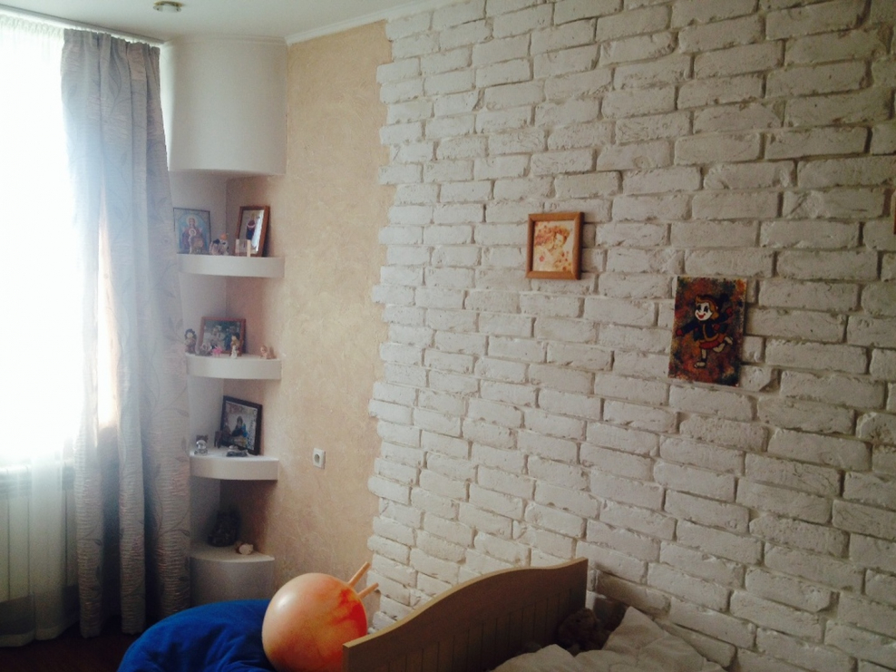Декоративный кирпич в углу комнаты