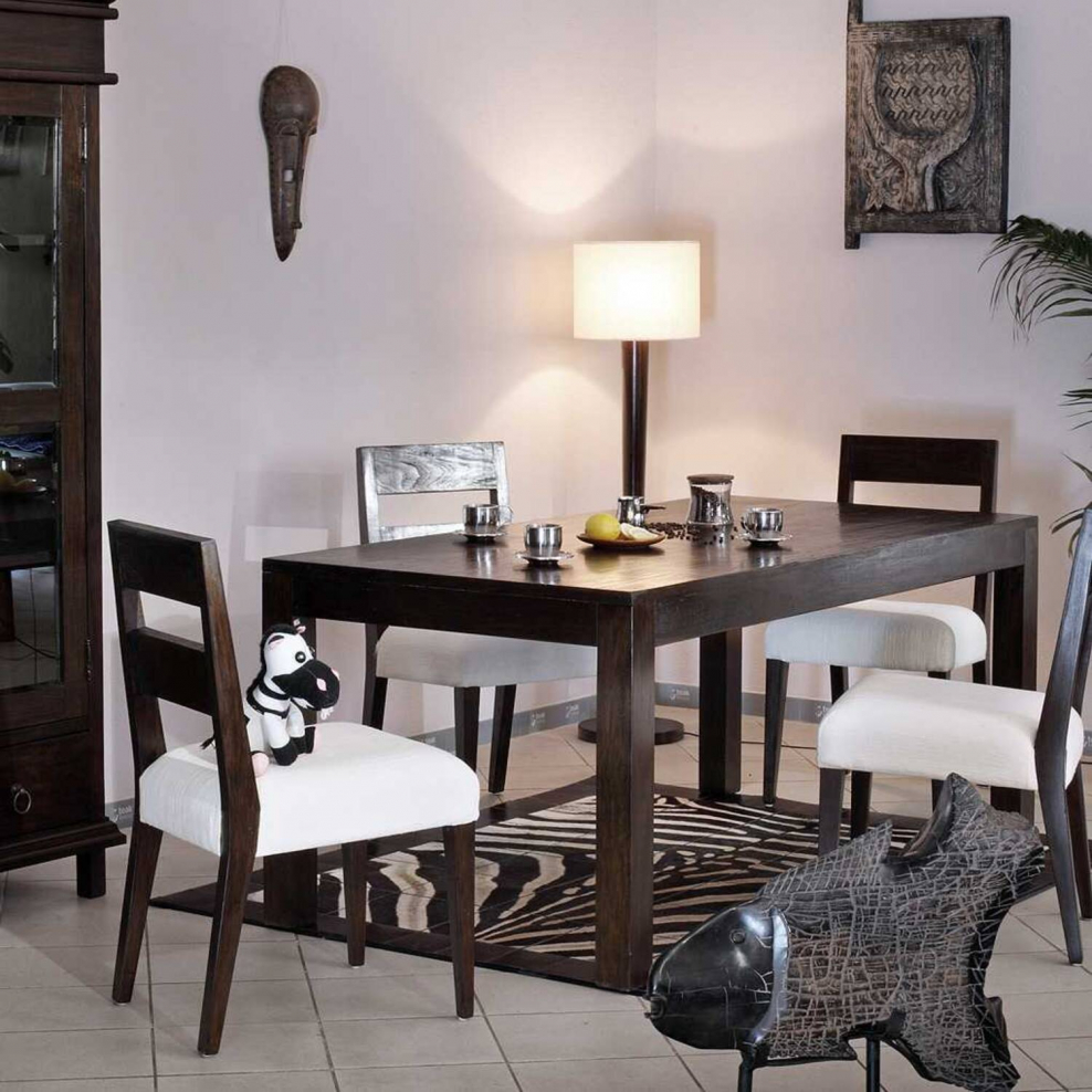 Обеденный стол в интерьере кухни