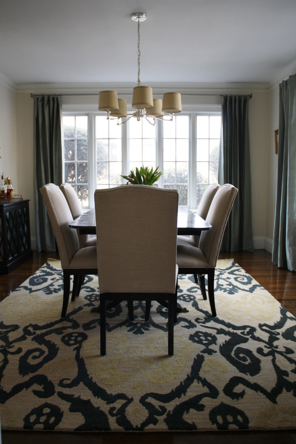 Ковер в столовой