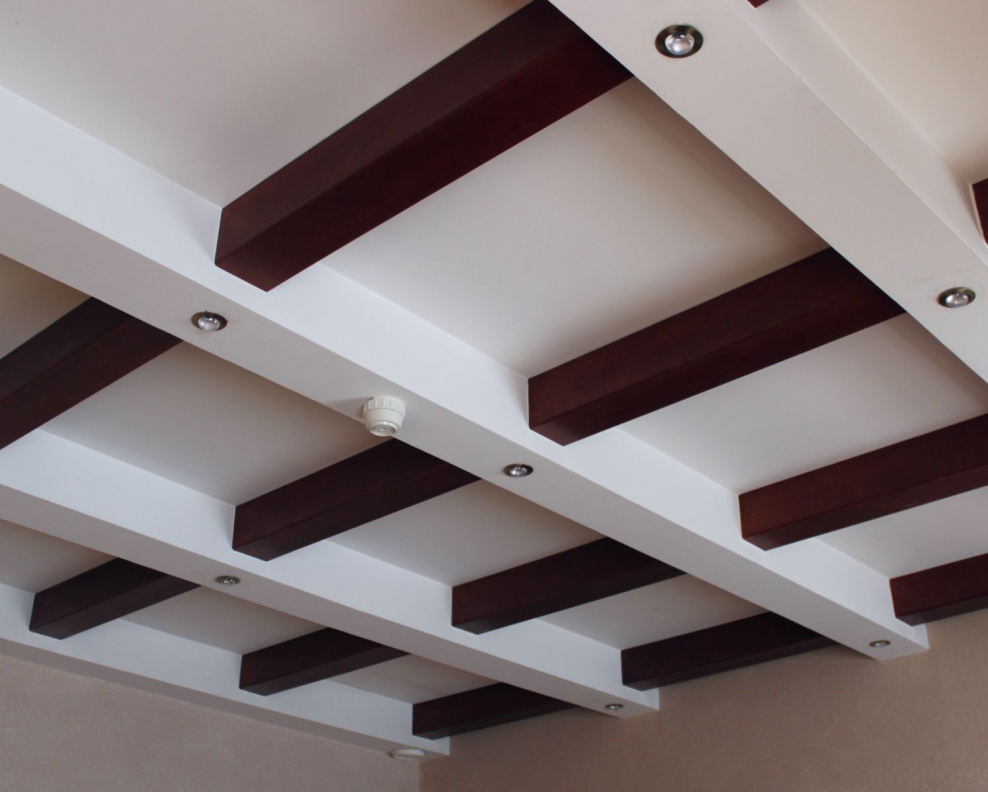 Фальшбалки и натяжной потолок