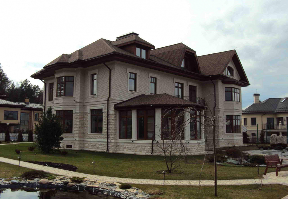 Фасады загородных домов с эркерами