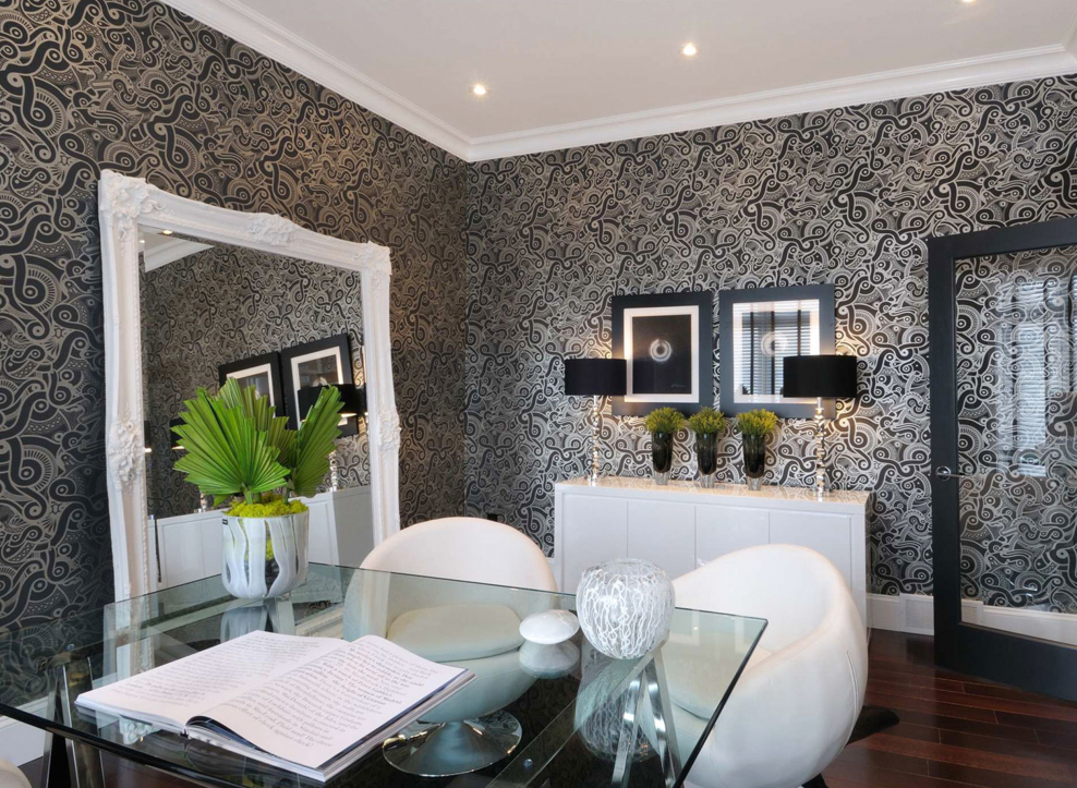 Интерьер гостиной на даче с камином