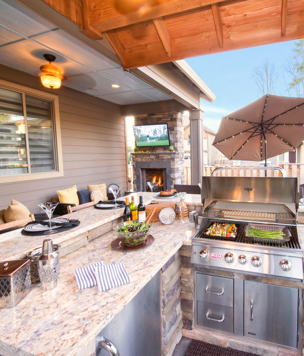 Белая беседка на даче