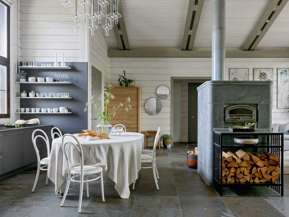 Белая кухня в деревянном доме