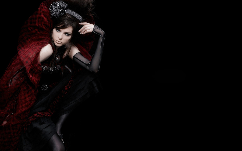 Стильная девушка на черном фоне