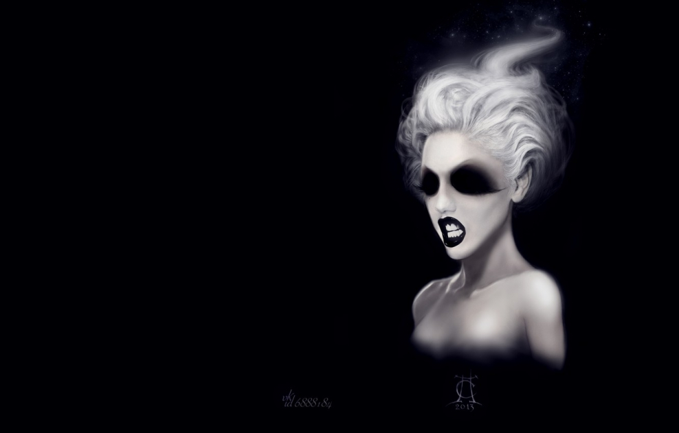 Страшное белое лицо на черном фоне