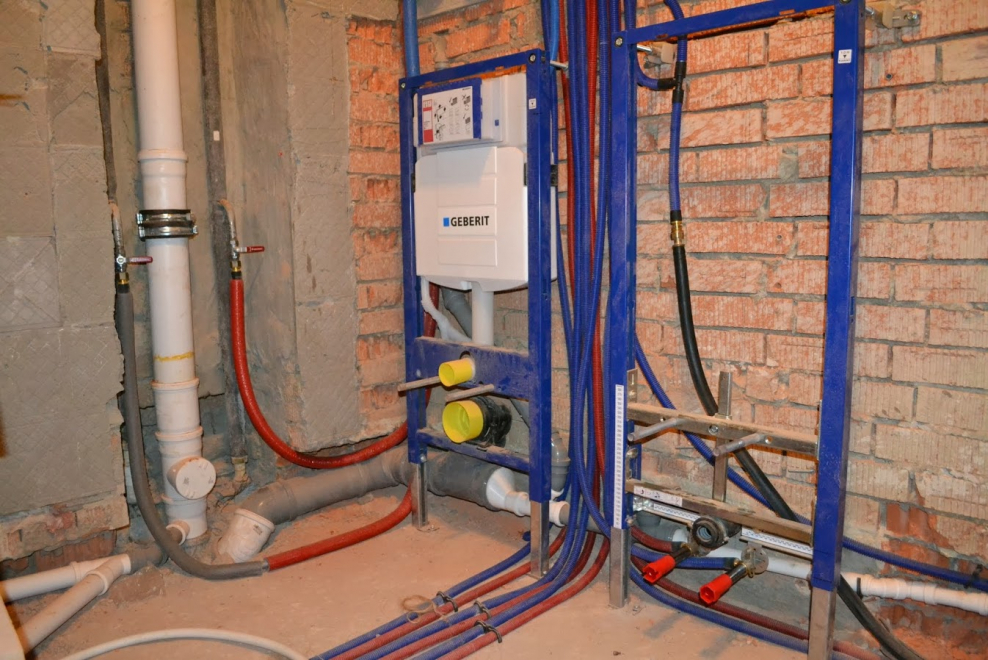 Монтаж водопровода трубами Рехау