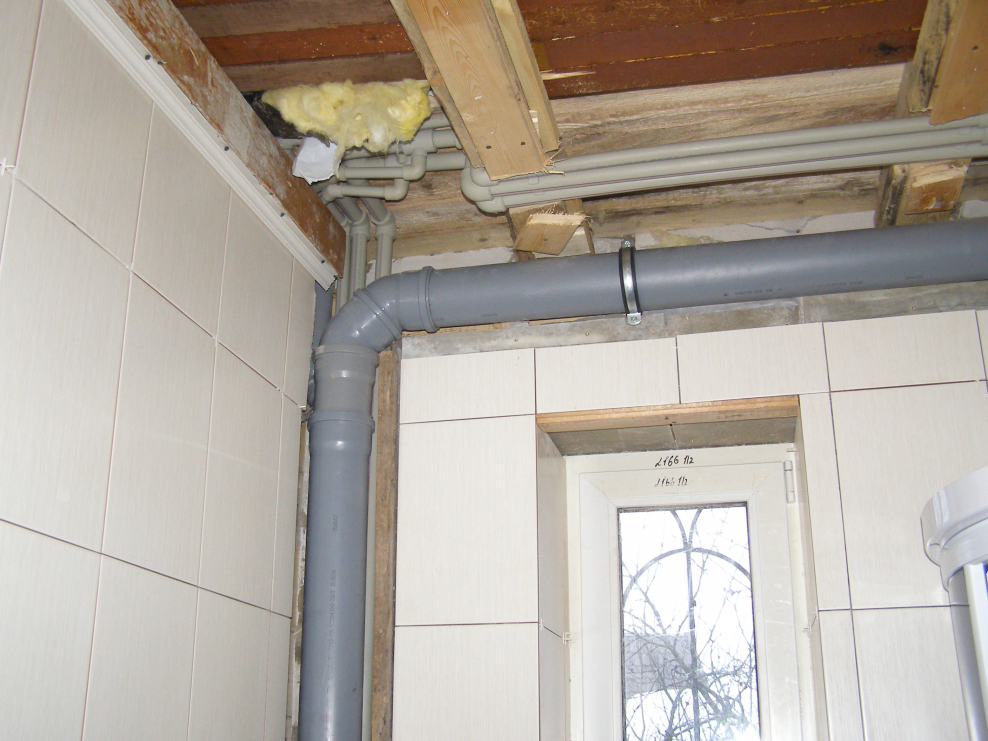 Монтаж канализационных труб под потолком